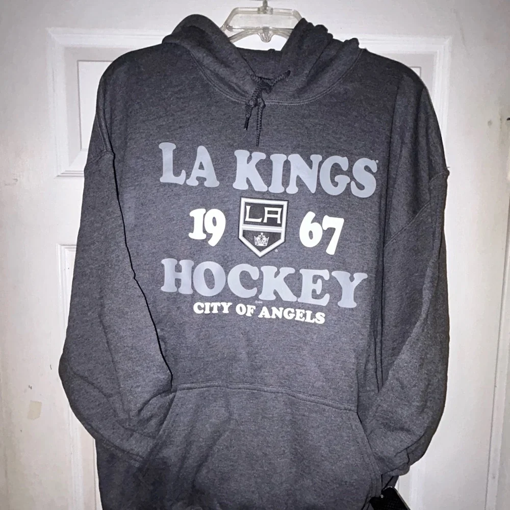 👑🏒🏟️ Los Angeles Kings NHL Hockey Marquee Stadium Hoodie 🏟️🥅🏒👑 - Picture 1 of 13